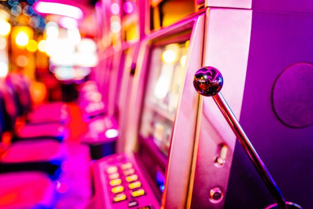 Live roulette wheel and betting layout on mangle platform